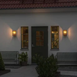 Konstsmide Utendørs vegglampe Carpi, messing, bredde 18cm Best