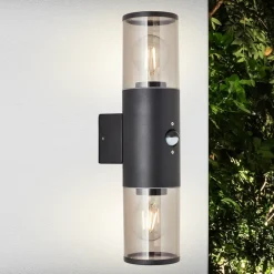 Brilliant Utendørs vegglampe Sergioro, 2 lyskilder m sensor| Vegglamper Med Sensor|Utebelysning Med Sensor