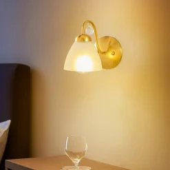 Lamkur Vegglampe Miranda med glasskjerm, messing| Vegglamper