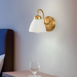 Lamkur Vegglampe Miranda med glasskjerm, messing| Vegglamper